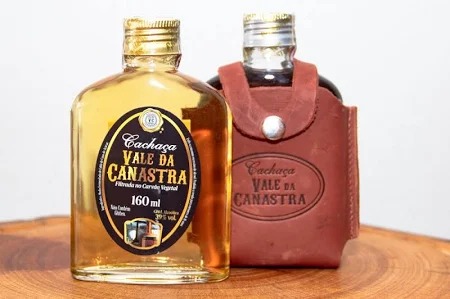 CACHAÇA ARTESANAL VALE DA CANASTRA OURO COM CAPA DE COURO - 160 ML